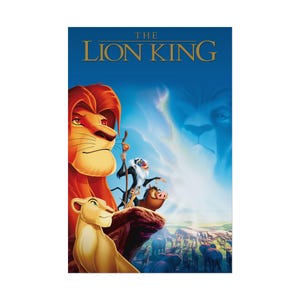 Può includere: Poster del film Il Re Leone. Il titolo è in lettere dorate su sfondo blu. L'immagine include Simba, Nala, Rafiki, Timon e Pumbaa, con la faccia di un leone sullo sfondo. Un classico film d'animazione.