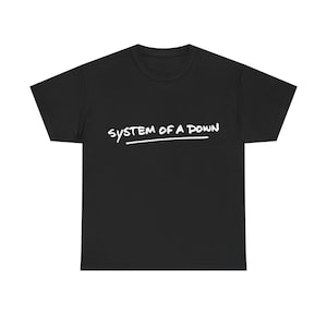 Könnte beinhalten: Schwarzes T-Shirt mit dem weißen Schriftzug "SYSTEM OF A DOWN" in handschriftlicher Form, unterstrichen mit einer Linie. Das T-Shirt hat eine einfarbige schwarze Farbe.