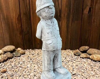 Divertente statua da giardino a forma di poliziotto, scultura in cemento, decorazione per esterni, statuetta originale, ornamento da giardino, regalo umoristico, decorazione per prato
