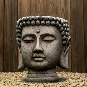 Puede incluir: Una taza de cerámica blanca con un asa negra y el texto "But First, Coffee" en negro, con una fuente de estilo manuscrito. La taza está sobre una superficie blanca.