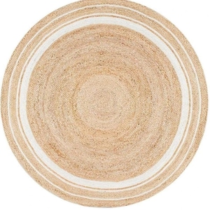 Può includere: Un tappeto rotondo intrecciato in fibre naturali color marrone chiaro con bande circolari bianche concentriche. La consistenza è uniforme e fibrosa su tutta la superficie, creando un motivo circolare che si irradia dal centro verso il bordo.