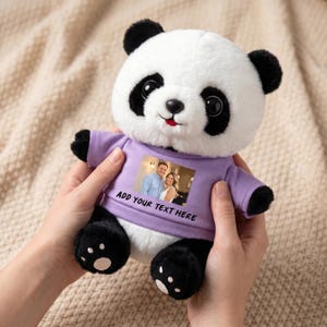Könnte beinhalten: Ein Plüsch-Panda mit schwarz-weißem Fell, der ein hellviolettes T-Shirt trägt. Das T-Shirt zeigt ein aufgedrucktes Foto eines Mannes und einer Frau, mit dem schwarzen Text "ADD YOUR TEXT HERE", der direkt unter dem Bild auf den Stoff gedruckt ist.