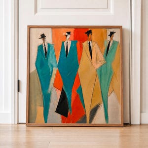 Può includere: Un dipinto quadrato incorniciato raffigurante quattro figure con cappelli e cappotti lunghi nei toni del verde acqua, arancione e beige. Le figure sono rese con linee angolari nette e cravatte scure su uno sfondo geometrico.