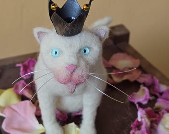 Middeleeuws geïnspireerde kat met kroon en blep
