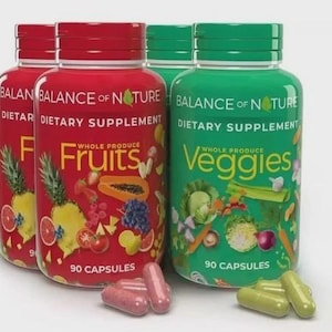 Pode incluir: Tr&ecirc;s frascos de suplementos com r&oacute;tulos vermelhos e verdes. Os frascos vermelhos s&atilde;o rotulados "Fruits" e o frasco verde "Veggies". Cada frasco tem uma tampa vermelha ou verde e cont&eacute;m 90 c&aacute;psulas. Suplementos diet&eacute;ticos.