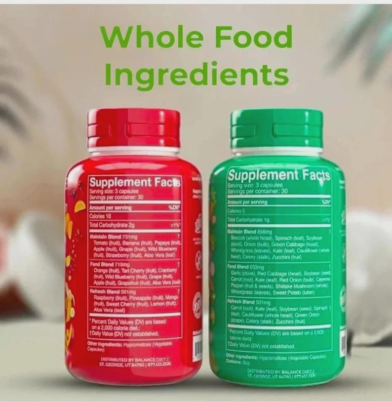 Pode incluir: Duas garrafas de suplementos, uma vermelha e outra verde, com r&oacute;tulos brancos detalhando os ingredientes e informa&ccedil;&otilde;es nutricionais. O texto "Whole Food Ingredients" est&aacute; no topo. A garrafa vermelha lista frutas, a verde vegetais.