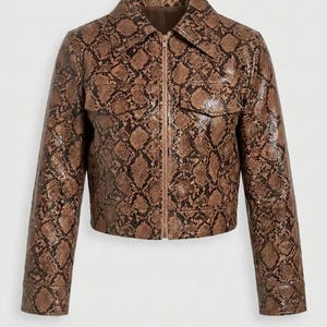 Peut inclure: Veste marron et noire &agrave; motif peau de serpent, avec un col, deux poches poitrine et une fermeture &eacute;clair sur le devant. La veste a des manches longues et une coupe ajust&eacute;e, id&eacute;ale pour les v&ecirc;tements d'ext&eacute;rieur.