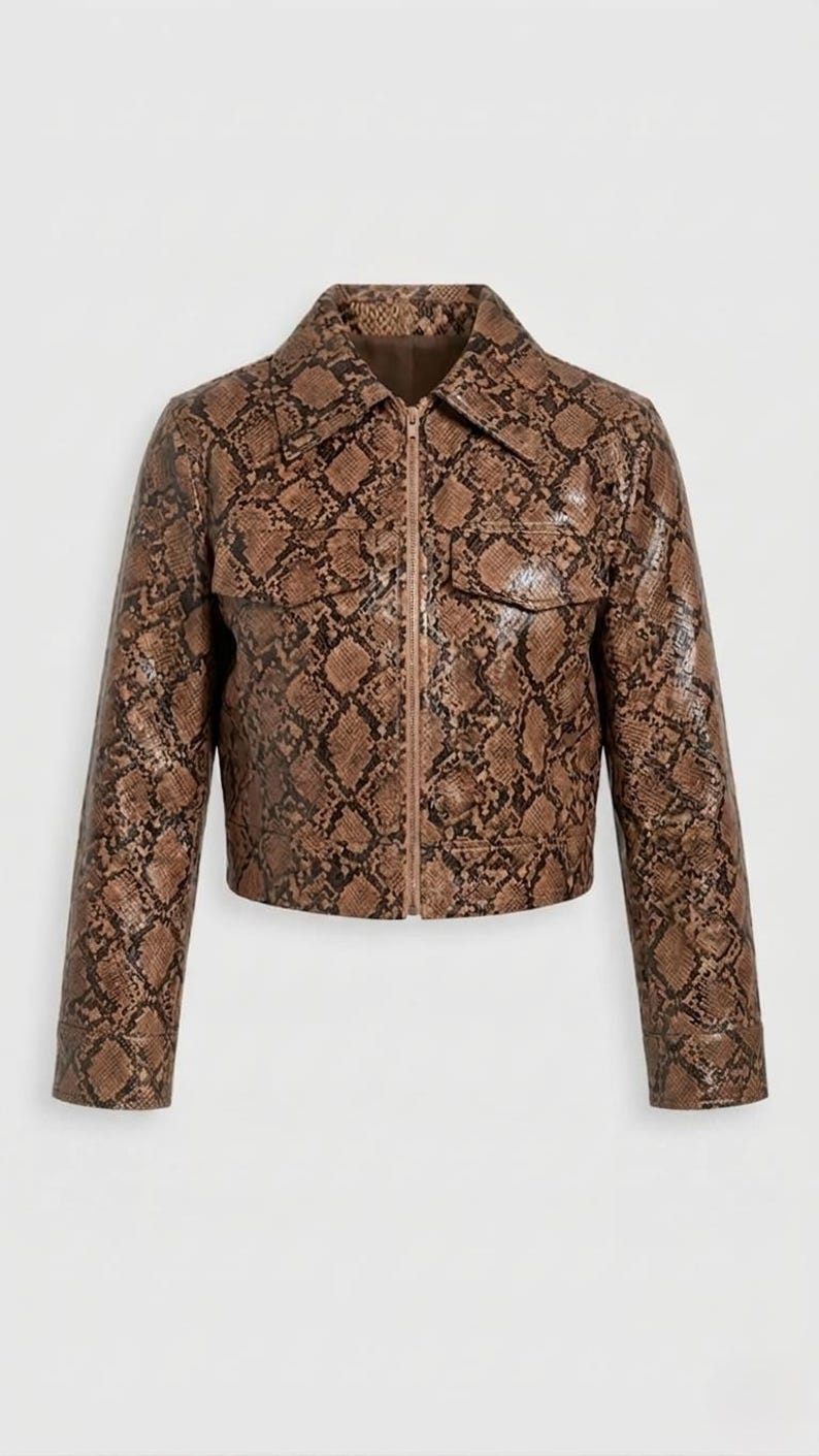 Peut inclure: Veste marron et noire &agrave; motif peau de serpent, avec un col, deux poches poitrine et une fermeture &eacute;clair sur le devant. La veste a des manches longues et une coupe ajust&eacute;e, id&eacute;ale pour les v&ecirc;tements d'ext&eacute;rieur.