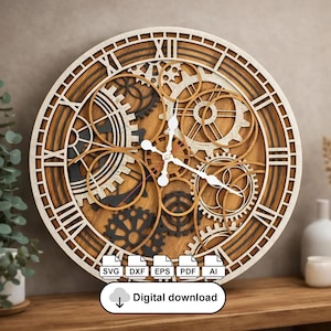 Puede incluir: Un reloj de madera redondo con un diseño steampunk. El reloj presenta números romanos, intrincados detalles de engranajes y una combinación de colores marrón claro y blanco. Las manecillas del reloj son blancas. La imagen incluye el texto "Digital download".