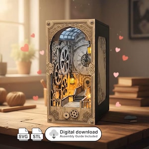 Puede incluir: Un rincón de libro de madera de estilo steampunk con intrincados diseños de engranajes y relojes. El interior presenta una esfera de reloj, escaleras y linternas, con el texto "Digital download Assembly Guide Included" en la parte inferior. El rincón de libro está sobre una mesa de madera.