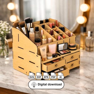 Könnte beinhalten: Ein helles Make-up-Organizer aus Holz mit mehreren Fächern und Schubladen. Es enthält verschiedene Kosmetika, Pinsel und Hautpflegeprodukte. Der Organizer hat ein schräges Design und enthält den Text "Digital download".