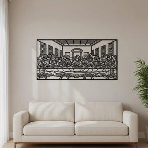 Puede incluir: Una pieza de arte mural de metal negro que representa la Última Cena. La obra presenta un contorno detallado de la escena bíblica, con figuras sentadas alrededor de una larga mesa. La pieza es rectangular y está montada en una pared de color neutro sobre un sofá color crema.