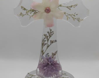 Cruz de resina rellena de flores