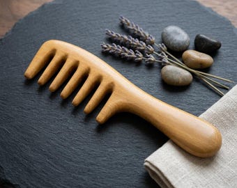 Handgemachter duftender Sandelholz-breiter Zahnkopfhaut-Massagekamm, natürliches hölzernes Kopfmassagegerät, Wellness-Geschenk
