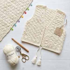 Op de afbeelding: Een set van drie keramische mokken met een gespikkelde, matte afwerking. De mokken zijn in crème, lichtgrijs en donkergrijs. Elke mok heeft een eenvoudig, minimalistisch ontwerp.