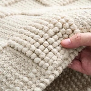 Handvävd ullmatta med sten, grov ullöglematta, naturlig elfenbensfärgad matta, skandinavisk minimalistisk matta, modern handgjord ullmatta, Dhurrie