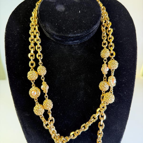 Collar St. John Knits tono dorado
