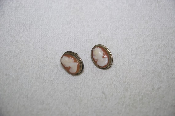 Vintage Cameo Shell Screwback Earrings - image 1