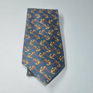 Pode incluir: Uma placa de madeira r&uacute;stica com o texto "Welcome to our home" em letras brancas. A placa apresenta um acabamento desgastado e um design simples e convidativo, perfeito para a decora&ccedil;&atilde;o da entrada.