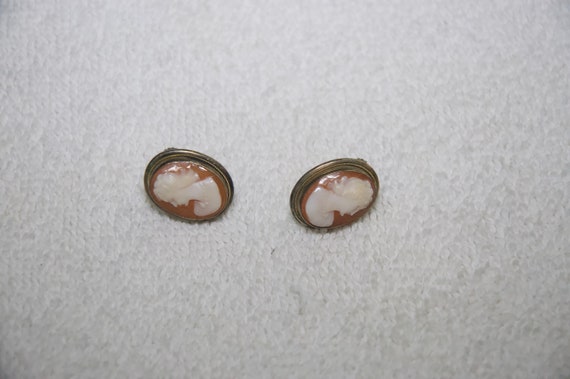 Vintage Cameo Shell Screwback Earrings - image 5
