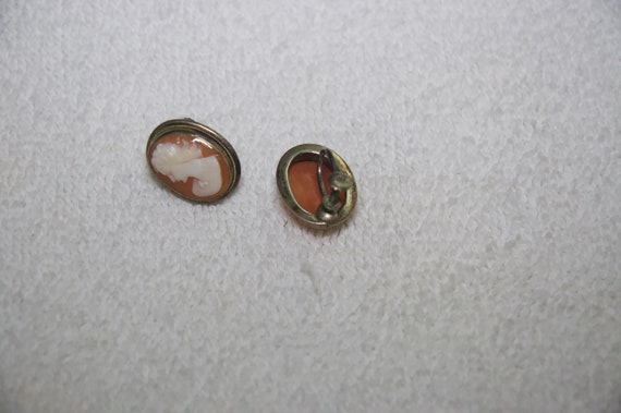 Vintage Cameo Shell Screwback Earrings - image 4
