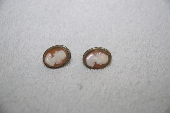 Vintage Cameo Shell Screwback Earrings - image 10