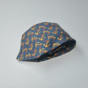 Pode incluir: Um conjunto de tr&ecirc;s canecas de cer&acirc;mica com acabamento fosco e salpicado. As canecas s&atilde;o em tons de creme, cinza claro e cinza escuro. Cada caneca tem um design simples e minimalista e uma al&ccedil;a arredondada.