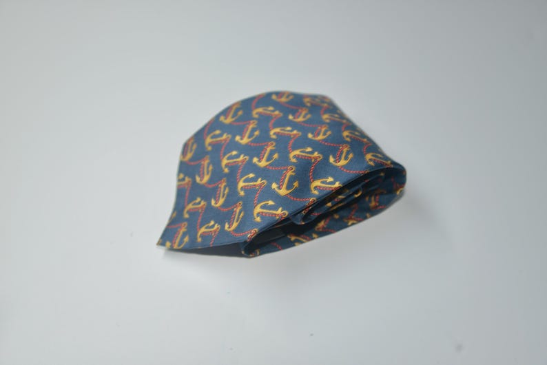 Pode incluir: Um conjunto de tr&ecirc;s canecas de cer&acirc;mica com acabamento fosco e salpicado. As canecas s&atilde;o em tons de creme, cinza claro e cinza escuro. Cada caneca tem um design simples e minimalista e uma al&ccedil;a arredondada.