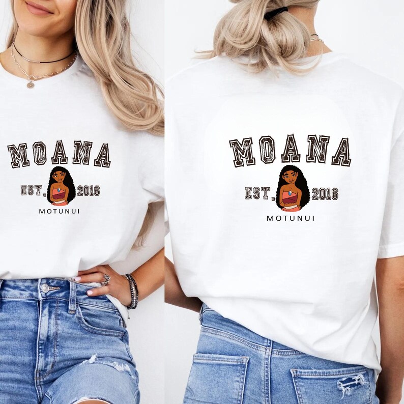 Pu&ograve; includere: T-shirt bianca con la scritta "MOANA" in un font collegiale, una grafica di un personaggio dei cartoni animati e il testo "EST. 2016" e "MOTUNUI". La maglietta &egrave; visibile davanti e dietro.