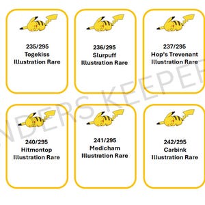 Könnte beinhalten: Zehn Sammelkarten mit gelben Rändern und weißen Hintergründen. Jede Karte zeigt eine Pikachu-Grafik und einen Pokémon-Namen, wie Banette, Togekiss und Slurpuff. Die Karten sind mit Nummern wie 234/295 und 235/295 und dem Text "Illustration Rare" versehen.