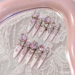 Handgefertigte rosa Katzenauge-Presse auf den Nägeln | Luxus Magische Mädchen Juwel Gefälschte Nägel | Kawaii Sailor Kern Nagel Kunst | Kundenspezifische Barocke Kristallnägel