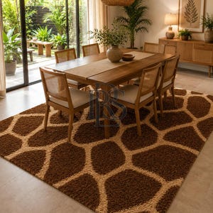 Könnte beinhalten: Ein rechteckiger Hochflor-Teppich mit einem sich wiederholenden, von Giraffen inspirierten Muster in Dunkelbraun und Beige. Der Teppich liegt unter einem hölzernen Esstisch mit sechs Stühlen und bedeckt einen Teil des hellen Fliesenbodens.
