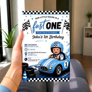 Può includere: Un invito di compleanno rettangolare con un'auto da corsa blu e un bambino con casco. Il testo recita Our Little Racer Is A Fast One, John's 1st Birthday, sabato 26 ottobre 2026, alle 14:00, The Sweethouse Restaurant, 123 Marion St, Oak Park, IL 12345, e RSVP ad Andy al 000-123-4567 o email@email.com.