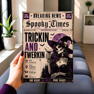 Puede incluir: Un póster rectangular diseñado como un periódico titulado Spooky Times, con el texto Breaking News, Trickin and Twerkin y detalles del evento. El gráfico muestra un esqueleto con sombrero de bruja sosteniendo una copa de martini ante una luna morada.