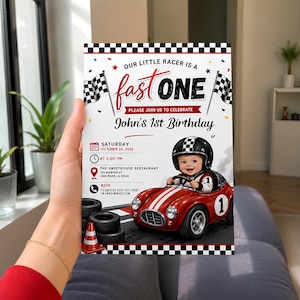 Può includere: Un invito di compleanno a tema corse. L'invito presenta un'auto da corsa rossa con un bambino con un casco. Il testo recita "Our Little Racer is a Fast One" e include i dettagli dell'evento.