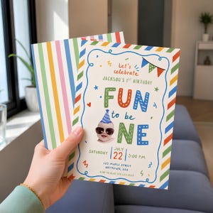 Może przedstawiać: Prostokątne zaproszenie urodzinowe z kolorową obwódką w paski. Tekst brzmi Let's celebrate Jackson's 1st Birthday FUN to be ONE, July 22, 3:00 PM, 123 Maple Street, Anytown, USA, RSVP to Alex 555-123-4567, z wizerunkiem dziecka w okularach przeciwsłonecznych.