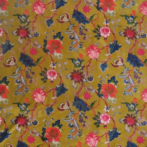 Puede incluir: Una tela con fondo amarillo mostaza y un patr&oacute;n floral repetitivo. El dise&ntilde;o incluye grandes flores rojas y rosas, hojas azules intrincadas y delicados detalles blancos, creando un estampado bot&aacute;nico denso y continuo.