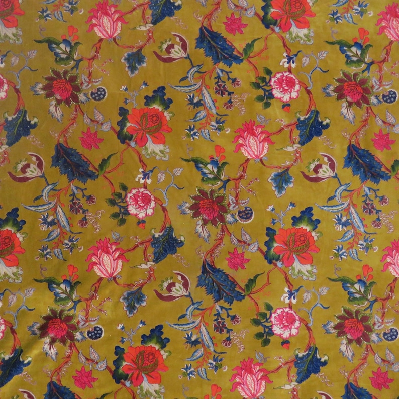 Puede incluir: Una tela con fondo amarillo mostaza y un patr&oacute;n floral repetitivo. El dise&ntilde;o incluye grandes flores rojas y rosas, hojas azules intrincadas y delicados detalles blancos, creando un estampado bot&aacute;nico denso y continuo.