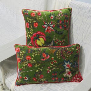 Groene fluwelen kussenhoes met botanische details, decoratieve sierkussenhoes met bloemenmotief, woonkamerdecoratie
