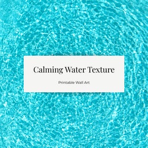 Puede incluir: Una impresión de arte digital que presenta un primer plano de agua turquesa ondulante. Un rectángulo blanco superpuesto contiene el texto "Calming Water Texture" y "Printable Wall Art" en fuente negra. La imagen evoca tranquilidad.