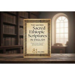 Może przedstawiać: Książka zatytułowana "The Sacred Ethiopic Scriptures in English" z ozdobnymi obramowaniami i tekstem "81 Volumes". Książka leży na drewnianej powierzchni na tle biblioteki.