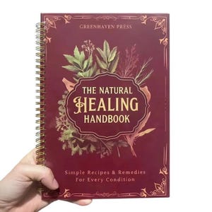 Puede incluir: Un libro encuadernado en espiral de color burdeos titulado "The Natural Healing Handbook". La portada presenta ilustraciones bot&aacute;nicas y el texto "Simple Recipes & Remedies For Every Condition".
