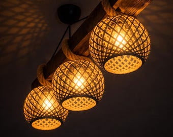 Lámpara de araña rústica con vigas de madera, iluminación para isla de cocina de estilo rústico con detalles de cuerda, perfecta para comedores e interiores acogedores.