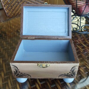 Handgeschilderde sieradendoos Trinket Box Stash Box Blauwe doos One of a Kind Doos afbeelding 3