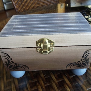 Handgeschilderde sieradendoos Trinket Box Stash Box Blauwe doos One of a Kind Doos afbeelding 1