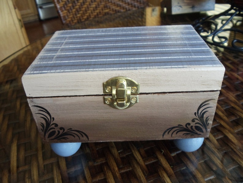 Handgeschilderde sieradendoos Trinket Box Stash Box Blauwe doos One of a Kind Doos afbeelding 1