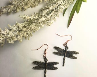 Pendientes de libélula de bronce: alas texturizadas y alambres de cobre.