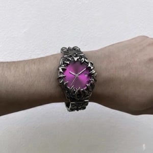 Reloj Y2K Flame con esfera degradada púrpura, cromado y cuarzo, para hombre y mujer.