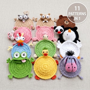 Peut inclure: Onze modèles d'animaux crochetés, dont un ours, un panda, un pingouin, une grenouille, un canard et un âne. Chaque modèle est un dessous de verre circulaire avec des traits du visage et des membres détaillés. Le texte "11 PATTERNS IN 1" est dans un cercle blanc.