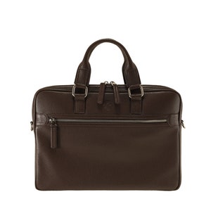 Könnte beinhalten: Eine braune Ledertasche mit Reißverschluss und zwei Griffen. Die Tasche hat eine strukturierte Oberfläche und einen silbernen Reißverschluss.